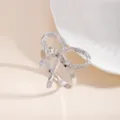 Anello portatovagliolo in metallo argentato con fiocco, elegante dettaglio per tavola e hotel. - Fiocco (X1132-10)
