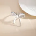Dettaglio di anello portatovagliolo in lega argentea per elegante decorazione tavola. - Fiocco Argentato (X1132-6)