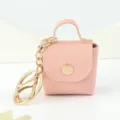 Vue détaillée du porte-clés mini sac en cuir rose, charmant accessoire pour clés et sacs. - Rose
