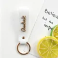 Porte-clés en cuir blanc avec lettres dorées Goodluck et anneau, élégant cadeau simple. - Blanc