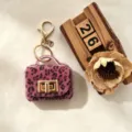 Porte-clés mini sac à main en peluche léopard rose mignon avec fermoir doré, accessoire tendance. - Fuchsia