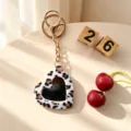 Retro luipaard print hart spiegel sleutelhanger, draagbare schattige tas hanger. - Wit