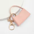 Vue détaillée du porte-clés sac à main miniature en cuir PU rose avec bouclerie dorée. - Rose