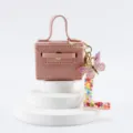 Mini portachiavi borsa in pelle con simpatico farfalla e ciondolo con lettere chic. - Taglia L