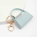 Joli mini porte-clefs sac à main en cuir PU avec accessoires dorés vue de détail. - Bleu