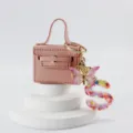 Portachiavi borsa mini in pelle rosa con farfalla e ciondolo lettera S in resina. - Taglia S