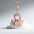 Adorable porte-clés mini sac en cuir rose avec quincaillerie dorée, accessoire de mode idéal. - Rose
