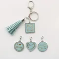 Porte-clés pompon en cuir bleu avec pendentifs maman, accessoire de sac élégant et cadeau. - Bleu