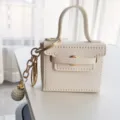 Porte-clés mini sac à main en cuir blanc avec pendentif perle et accessoire doré chic! - Blanc