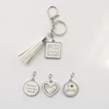 Witte lederen kwast sleutelhanger set met mama letters bedels cadeaus voor moeders 4st - Wit