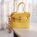 Porte-clés mini sac en cuir jaune avec pendentif perle mignon charme de sac cadeau bijoux - Jaune