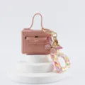Porte-clés mini sac en cuir rose avec pendentif papillon et lettre D brillante et scintillante. - Lettre D