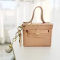 Schattige mini leren tas sleutelhanger met parelhangertje en elegant gouden metalen accent. - Roze