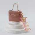 Mini portachiavi borsa in pelle rosa con farfalla glitterata e ciondolo lettera E in resina. - Lettera E