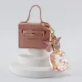 Grazioso portachiavi borsa mini in pelle rosa con ciondolo lettera G glitterata e farfalla. - Lettera G