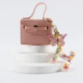 Grazioso mini borsa in pelle rosa portachiavi con farfalla e ciondolo con lettera H. - Lettera H