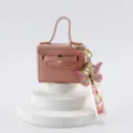 Portachiavi borsa a mano mini in pelle rosa con grazioso farfalla e ciondolo glitter. - Lettera I
