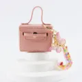 Portachiavi borsa mini in pelle rosa con farfalla e ciondolo lettera J con cuoricini - Lettera J