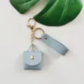 Portachiavi mini borsa in pelle PU azzurro chiaro, elegante ciondolo borsa con accessori dorati. - Blu nebbia