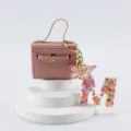 Portachiavi mini borsa in pelle rosa con ciondolo a farfalla e lettera M in resina decorata. - Taglia M