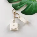 Portachiavi mini borsa in ecopelle bianca, ciondolo elegante con dettagli dorati e laccetto. - Bianco avorio