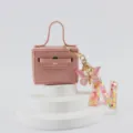 Mini portachiavi borsa in pelle rosa con simpatico farfalla e ciondolo lettera N per cuffie. - Lettera N