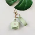 Portachiavi borsa mini in pelle PU verde chiaro con accessori dorati e cinturino. - Verde chiaro
