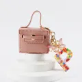 Portachiavi borsa in pelle mini rosa con farfalla e ciondolo lettera P con cuori colorati. - Lettera P