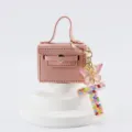 Portachiavi mini borsa in pelle rosa con farfalla e ciondolo con lettera T carina - Lettera T