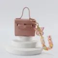 Mini ciondolo borsa auricolare lettera in pelle con grazioso ciondolo farfalla per decorazione. - Lettera U