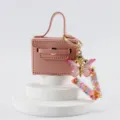 Portachiavi borsa mini in pelle rosa con ciondolo farfalla e lettera V colorata - Lettera V