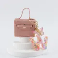 Portachiavi borsa mini in pelle rosa con farfalla e ciondolo lettera W carino. - Lettera W