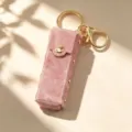 Étui porte-rouge à lèvres en jean rose avec rivets rétro et accessoires dorés pratiques. - Avec Porte-clés / Rose