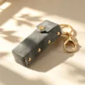Etui à rouge à lèvres en similicuir denim rétro avec rivets dorés et porte-clés. - Avec Porte-clés / Noir Charbon