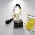 Porte-clés en perles de silicone avec mini portefeuille en cuir noir et pompon élégant. - Bracelet avec Goutte / Noir