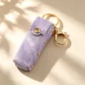 Étui à rouge à lèvres en jean violet avec porte-clés doré et rivets élégants pour le sac. - Avec Porte-clés / Violet