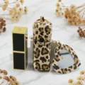 Etui à rouge à lèvres imprimé léopard avec porte-clés, miroir cœur et rouge à lèvres élégant. - Léopard Classique
