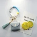 Portachiavi con perline in silicone e mini borsellino in pelle con nappa, accessorio chic. - Blu