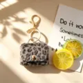 Portachiavi mini borsa leopardata in peluche, custodia per auricolari e ciondolo portamonete. - Grigio nero