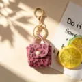 Porte-clés mini sac en peluche imprimé léopard rétro, pendentif chic en faux crin de cheval. - Avec Porte-clés / Fuchsia