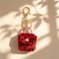 Porte-clés mini sac en peluche léopard rouge avec quincaillerie dorée pour sacs élégants. - Avec Porte-clés / Rouge festif