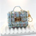 Mini sac à main porte-monnaie en tweed bleu avec détails dorés et breloque porte-clés élégante. - Avec Porte-clés / Bleu