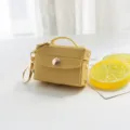 Portachiavi mini borsa in pelle gialla, custodia per auricolari carina e ciondolo elegante. - Giallo