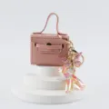 Portachiavi borsa mini in pelle rosa con grazioso farfalla e ciondolo lettera X glitter. - Lettera X