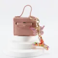 Portachiavi borsa in pelle rosa mini con ciondolo farfalla carino e lettera decoro. - Lettera Y