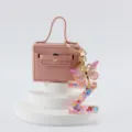 Portachiavi borsa in pelle rosa mini con farfalla e ciondolo lettera Z in resina regalo. - Lettera Z
