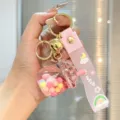 Süßer Bubble Tea Liquid Quicksand Schlüsselanhänger aus Acryl für Taschen bunt. - Rosa