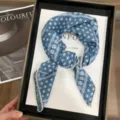 Vintage blaues Blumen Baumwolle kleines quadratisches Tuch mit edler Spitzenborte, Haarband. - 68x68cm / Denim Blau Kleine Blume