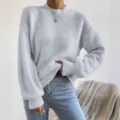 Details van een effen kleur trui met hoge hals en lange mouwen voor dames in de herfst - S / Lichtgrijs