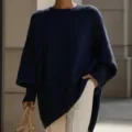 Vista di dettaglio maglione lavorato a maglia blu navy ampio da donna, stile comodo. - XS / Top / Blu navy